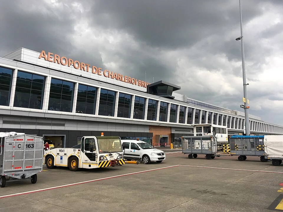 Terminal 1 van Brussels South Charleroi, gezien vanaf het platform